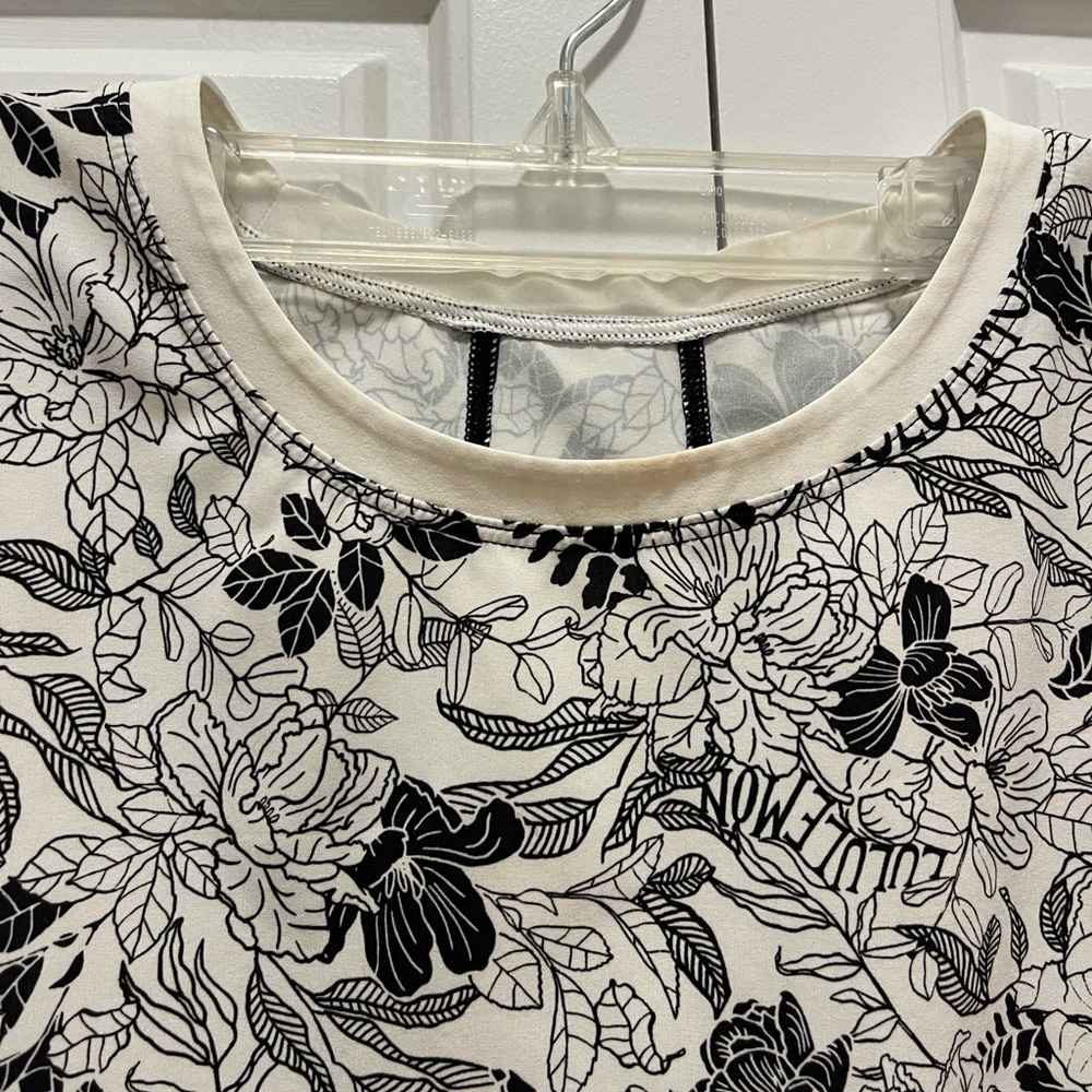 Lululemon tank top black and white with floral patern - Picture 3 of 6